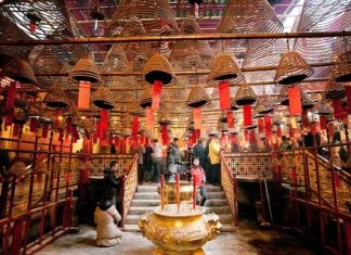 Viếng thăm đền Man Mo – điểm du lịch Hồng Kông linh thiêng, nổi tiếng Viếng thăm đền Man Mo - điểm du lịch Hồng Kông linh thiêng, nổi tiếng
